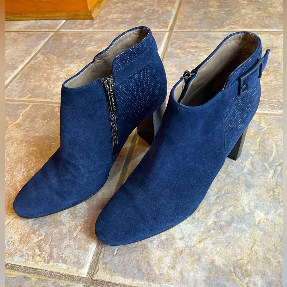 Italian quality at a fraction of the price! Beautiful blue suede booties.